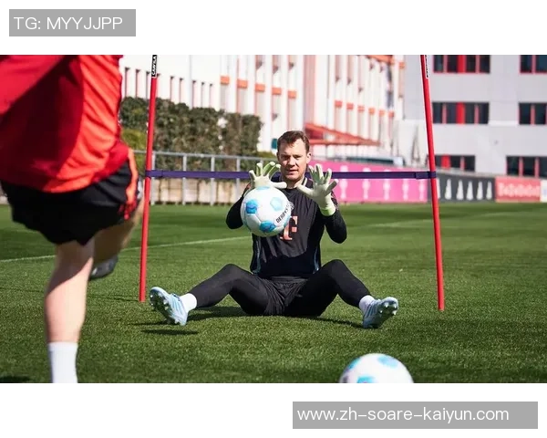 拜仁官方承认：诺伊尔右腿肌肉纤维撕裂，门将方位遇紧迫检测